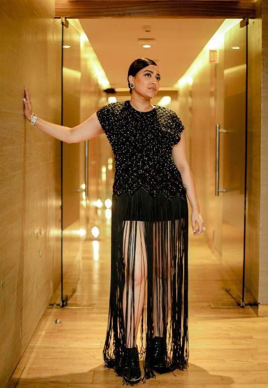 ती सोशल मीडियावर सातत्यानं अपडेट असते.  (photo: reallyswara/ig)