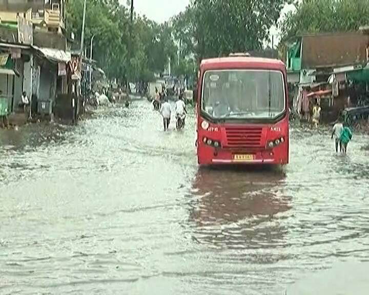 Ahmedabad Rains: અમદાવાદમાં ભારે વરસાદના કારણે અનેક વિસ્તારોમાં પાણી ભરાયા હતા. શહેરમાં ચાર કલાકમાં સરેરાશ બે ઇંચ વરસાદ વરસ્યો હતો