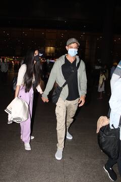 Hrithik Roshan Spotted: गर्लफ्रेंड सबा आजाद और बच्चों के साथ छुट्टियों से लौटे ऋतिक रोशन, हाथों में हाथ डाले आए नजर