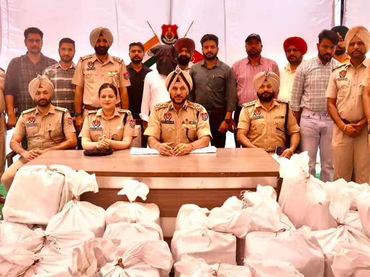 Punjab Police busted an interstate pharmaceutical drug cartel at an illegal godown in saharanpur ਪੰਜਾਬ ਪੁਲਿਸ ਨੇ ਸਹਾਰਨਪੁਰ 'ਚ ਨਸ਼ੀਲੇ ਪਦਾਰਥਾਂ ਦੇ ਗੈਰ-ਕਾਨੂੰਨੀ ਗੋਦਾਮ ਦਾ ਕੀਤਾ ਪਰਦਾਫਾਸ਼, ਭਾਰੀ ਮਾਤਰਾ 'ਚ ਕੈਪਸੂਲ ਅਤੇ ਟੀਕੇ ਬਰਾਮਦ