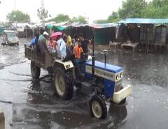 In Pics: राजस्थान के चूरू में बारिश से बढ़ी परेशानी, ट्रैक्टर ट्रॉली से रीट की परीक्षा देने पहुंचे अभ्यर्थी, देखें तस्वीरें