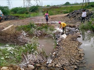 Koradi : गाव शेतात अजूनही राख साचून, वीज केंद्राकडून राख बाधित नागरिकांना पाणी पुरवठा