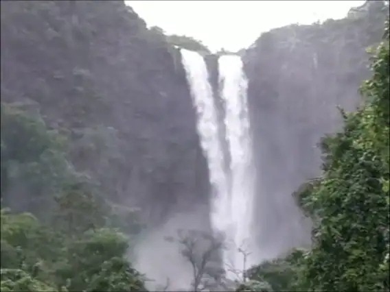 Sindhudurga Waterfall : दोडामार्ग मांगेलीचा धबधबा ठरतोय पर्यटकांचे पावसाळी डेस्टिनेशन