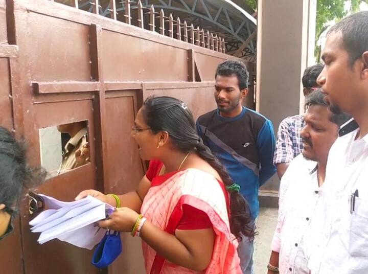 TNPSC Group 4 Exam 2022 Permission Denied to Write Exam Villupuram Candidates Tried to Break the gate TNPSC Group 4: தாமதமாக வந்ததால் அனுமதி மறுப்பு! வாக்குவாதம் முற்றி  கேட்டினை உடைக்க முயன்ற தேர்வர்கள்!