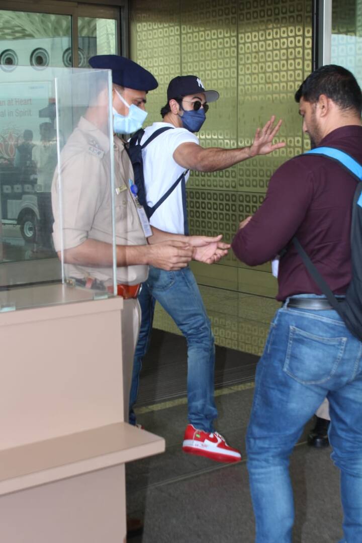 अपने एयरपोर्ट लुक को रणबीर ने काफी सिंपल रखा था लेकिन इन समर्स में आप इसे जरूर ट्राई कर सकते हैं.