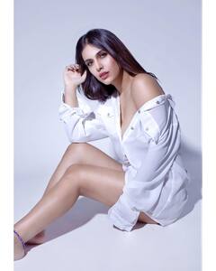 Neha Malik : अभिनेत्री नेहा मलिकचा बोल्ड अवतार, फक्त शर्ट घालत केलं फोटोशूट