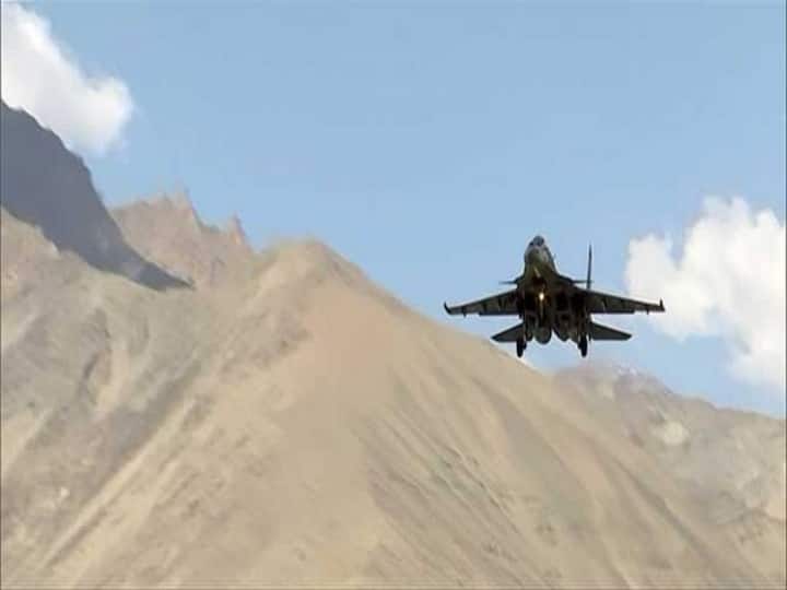 India-China Row Chinese Fighter Jets Continue To Provoke Indian Air Force on LAC in Ladakh India-China Row: ड्रैगन अपनी हरकतों से नहीं आ रहा बाज, LAC पर चीन के फाइटर जेट भर रहे उड़ान, भारतीय वायुसेना की पैनी नजर