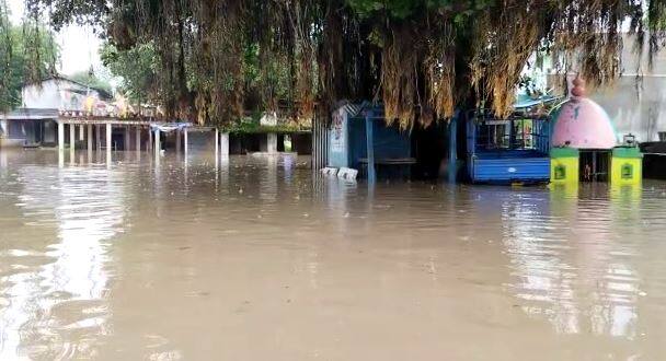 Heavy rainfall in Abhripur village water logging ખેડાના અભરીપુર ગામમાં અતિભારે વરસાદ, મકાન, મંદિરો, દુકાનો, ખેતરો ફેરવાયા બેટમાં