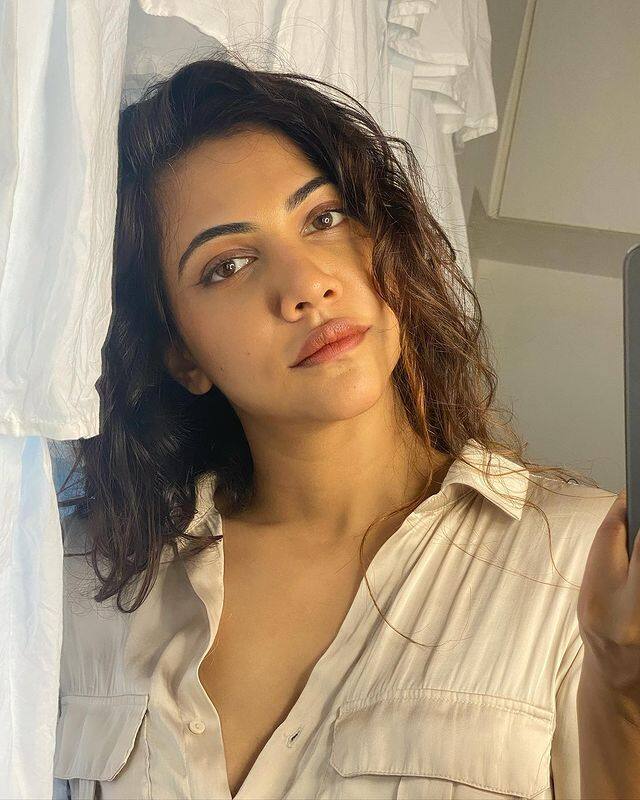 இலையின் மீது நிலவின் ஒளியோ சூடாய் பொழிகிறதே