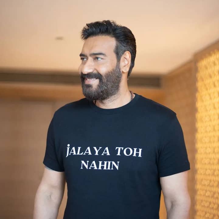 अजय देवगन (Ajay Devgn) ने भी अपना नाम बदला है. अजय का असली नाम विजय है. यही नहीं, अभिनेता ने अंक ज्योतिषी के कहने पर अपने सरनेम के इंगलिश अक्षरों में बदलाव किया है. वह Devgan की जगह Devgn सरनेम लगाते हैं.