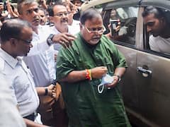 SSC घोटाले मामले में गिरफ्तार पार्थ चटर्जी ने अस्पताल में बिताई पहली रात, करीबी अर्पिता मुखर्जी को कोर्ट में किया जाएगा पेश