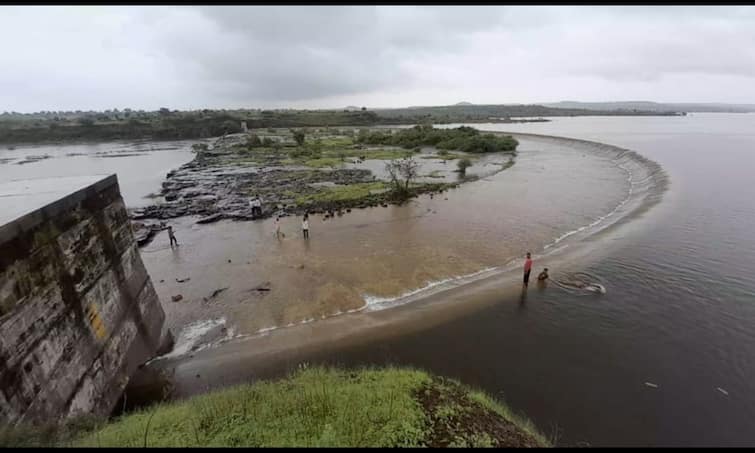 Buldhana Rain Update Mehkar Utavali River Qween Neckless Dam Tourist Photo Live News बुलढाण्यातील जगावेगळा असलेला 'क्वीन नेकलेस' ओव्हर फ्लो, पर्यटकांची तुफान गर्दी 