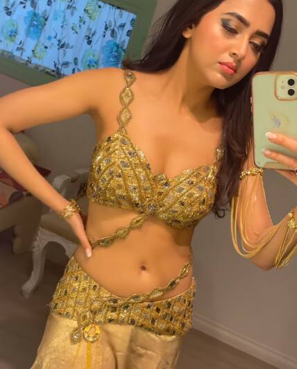 तस्वीर में तेजस्वी ने ग्लोडन नागिन अवतार कॉस्टयूम पहन रखा है, जिसमें वह बला की खूबसूरत लग रही हैं. डीप नेक ब्लाउज के साथ तेजस्वी ने बाल खुले रखे हैं जो उनके लुक को और भी ग्लैमरस बना रहा है.