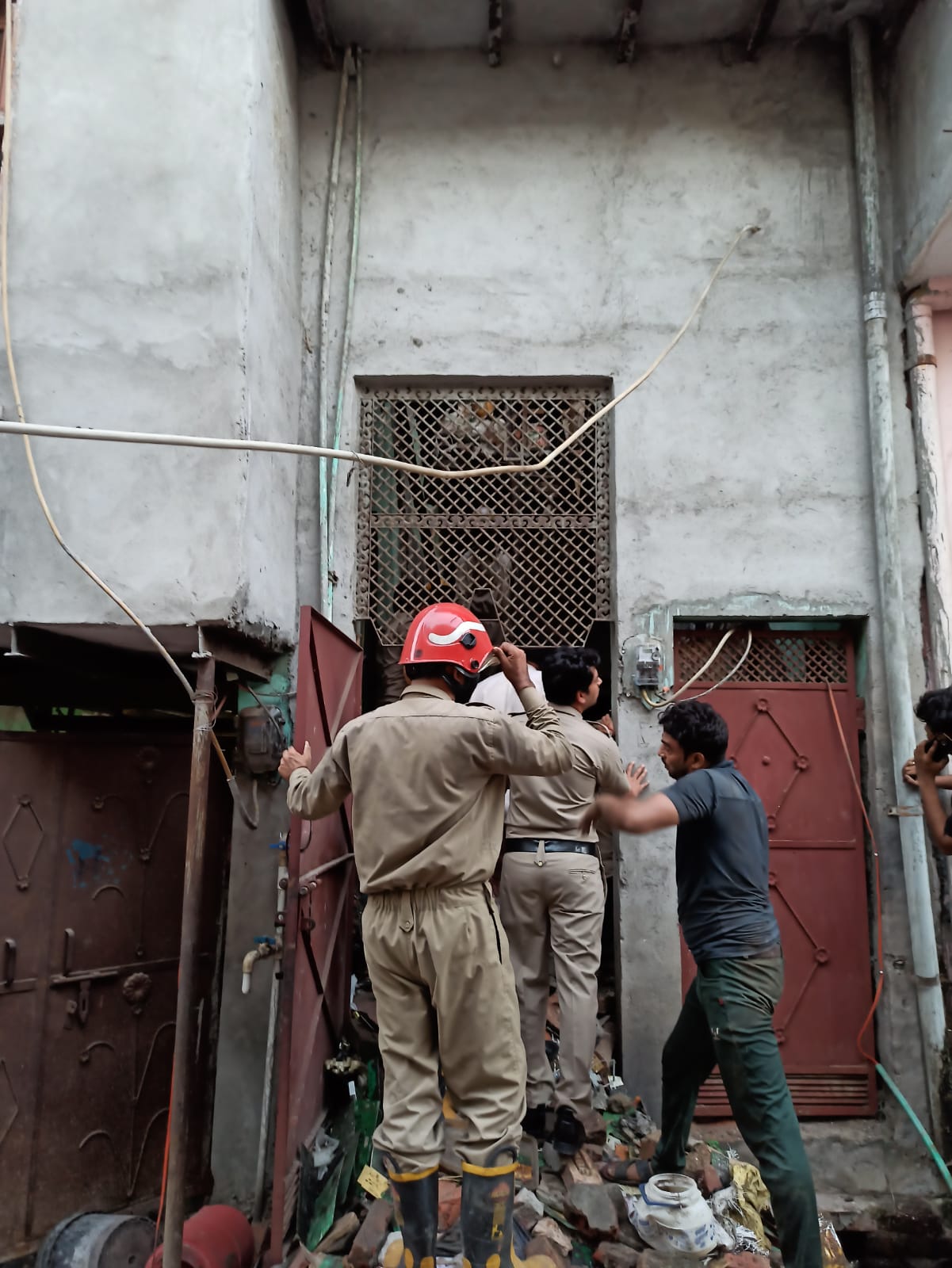 Delhi Building Collapsed: दिल्ली के मुस्तफाबाद में बड़ा हादसा, दो मंजिला इमारत ढहने से एक व्यक्ति की मौत, तीन घायल