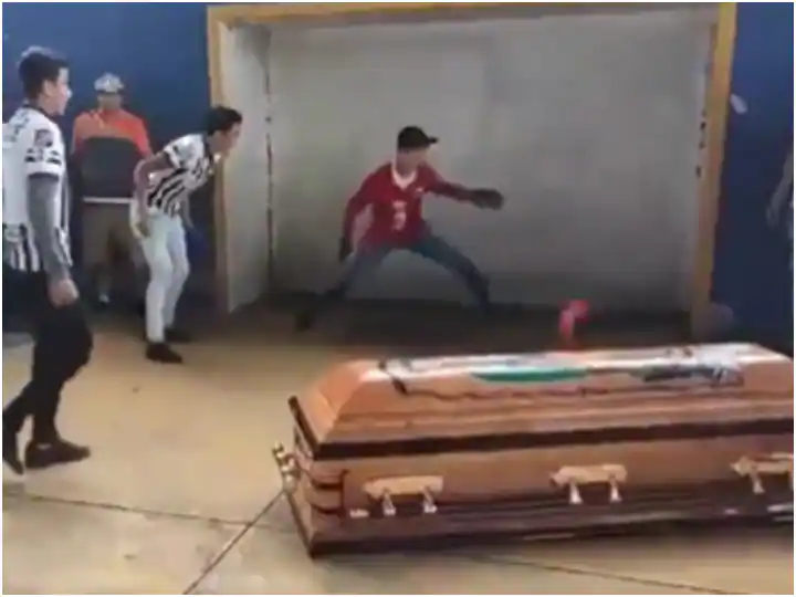 Watch : ਦੋਸਤਾਂ ਨੇ ਫੁੱਟਬਾਲ ਪ੍ਰੇਮੀ ਸਾਥੀ ਨੂੰ ਦੋਸਤਾਂ ਨੇ ਦਿੱਤੀ ਆਖਰੀ ਵਿਦਾਈ, ਵੀਡੀਓ ਦੇਖ ਕੇ ਹਰ ਕੋਈ ਹੋਇਆ ਭਾਵੁਕ