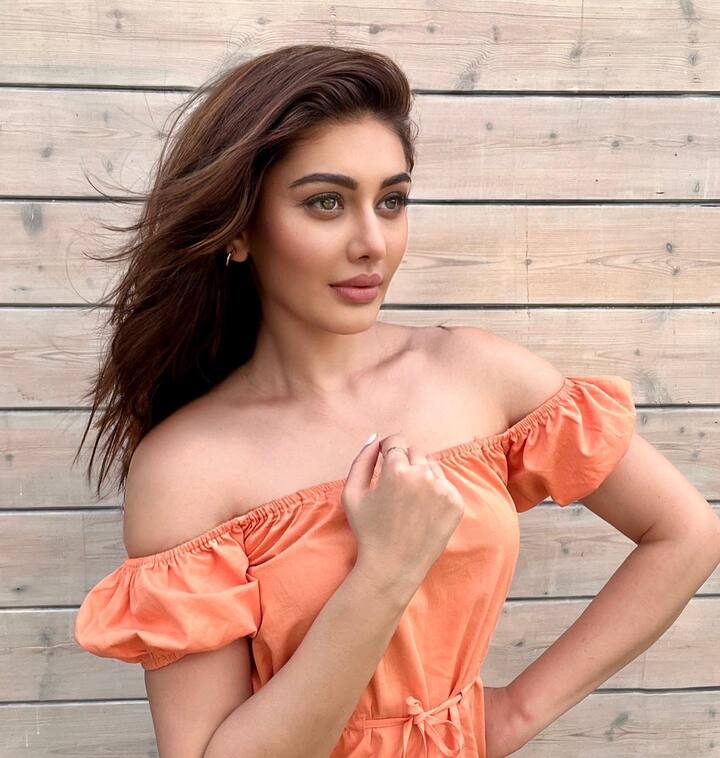 ही अभिनेत्री आपल्या स्टाईलने दररोज चाहत्यांचे लक्ष वेधून घेत आहे. अभिनेत्री सोशल मीडियावरही खूप सक्रिय झाली आहे. त्यामुळेच आता त्याचे चाहतेही त्याच्या लूकची आतुरतेने वाट पाहत आहेत. (फोटो सौजन्य :shefalijariwala/इंस्टाग्राम)