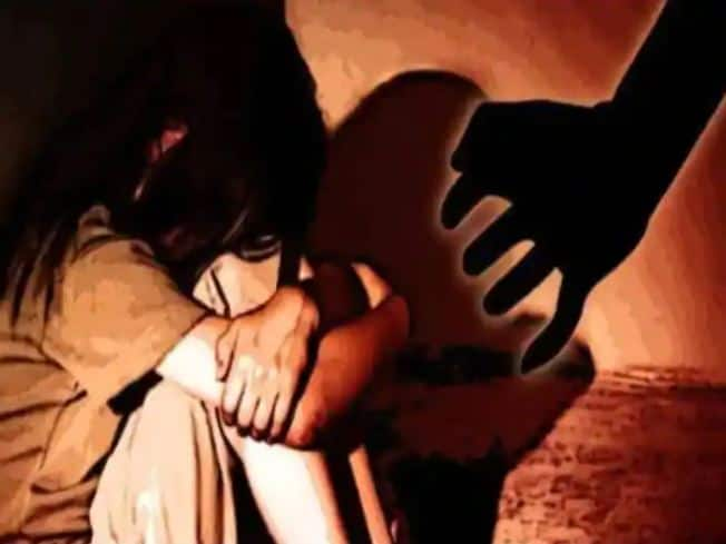 Bhiwandi News  Gang rape in Bhiwandi A minor girl was assaulted by three persons Bhiwandi News : भिवंडीत सामूहिक बलात्कार; अल्पवयीन मुलीवर तीन जणांकडून अत्याचार