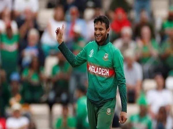 বাংলাদেশের তারকা অলরাউন্ডার শাকিব আল হাসান রয়েছেন তালিকায়। তিনটি অর্ধশতরানের সাহায্যে ৩১ ইনিংসে শাকিবের ঝুলিতে ৬৯৮ রান।