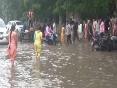 In Pics: राजस्थान के चूरू में बारिश से बढ़ी परेशानी, ट्रैक्टर ट्रॉली से रीट की परीक्षा देने पहुंचे अभ्यर्थी, देखें तस्वीरें