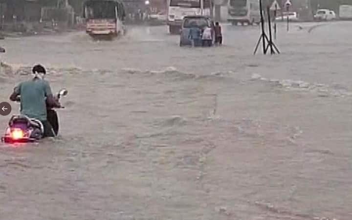 Gujarat Rains: મહેસાણા જિલ્લામાં ધોધમાર વરસાદ વરસ્યો હતો. ભારે વરસાદના પગલે અનેક વિસ્તારોમાં જળબંબાકારની સ્થિતિ સર્જાઇ હતી.