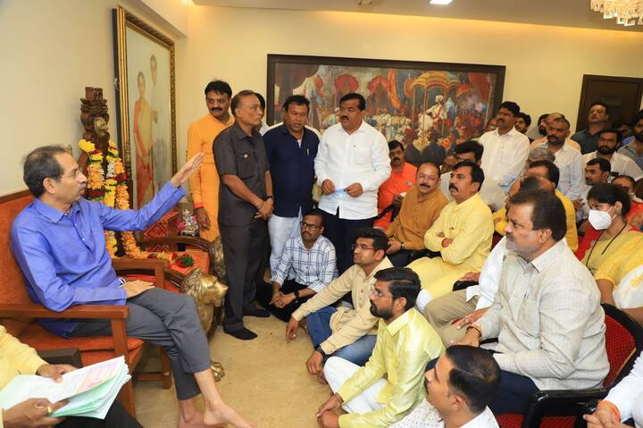 नाशिकचे 32 नगरसेवक आणि इतर असे एकूण 39 नगसेवकांनी यावेळी मातोश्रीवर उपस्थित होते. सर्व नगरसेवकांचे प्रतिज्ञापत्र या वेळी लिहून घेण्यात आले.