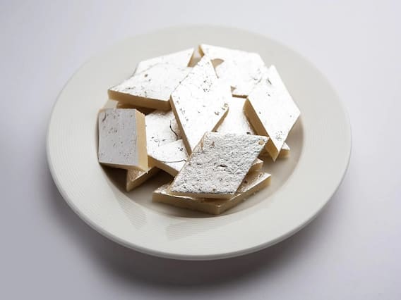 Hariyali Teej 2022 Recipe: हरियाली तीज के खास मौके पर बनाएं काजू कतली, जानें इसकी आसान रेसिपी