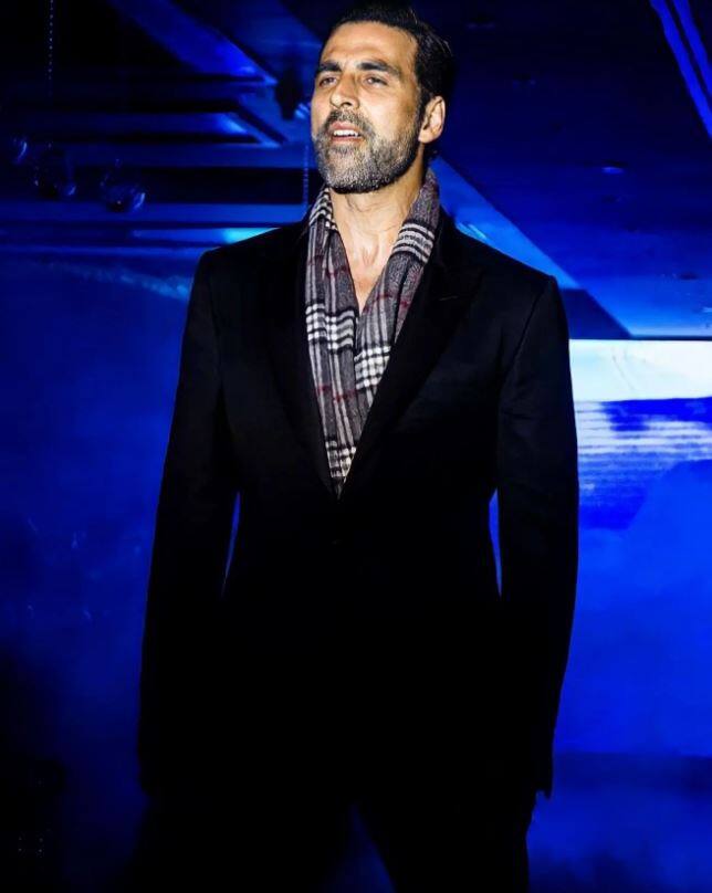 अक्षय कुमार (Akshay Kumar) दशकों से इंडस्ट्री पर राज कर रहे हैं, लेकिन क्या आप जानते हैं कि उनका असली नाम क्या था. अक्षय कुमार का असली नाम राजीव हरि ओम भाटिया है. एक्टर का ये नाम फिल्मी दुनिया के लिए कुछ खास अट्रैक्टिव नहीं था, इसलिए उन्होंने इंडस्ट्री में आने से पहले अपना नाम बदल दिया था. हालांकि, उन्होंने अपने प्रोडक्शन हाउस का नाम ‘हरि ओम एंटरटेनमेंट’ रखा है.