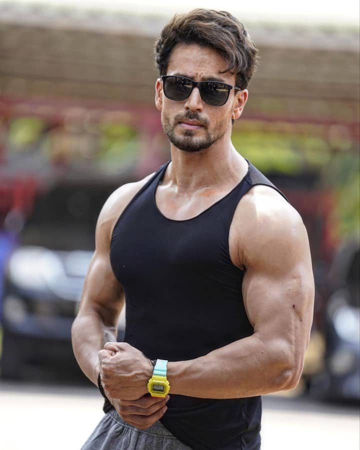 जैकी श्रॉफ के बेटे टाइगर श्रॉफ (Tiger Shroff) का असली नाम कुछ और है. उनका नाम जय हेमंत श्रॉफ है. एक बार जैकी ने खुलासा किया था कि, बचपन में एक्टर उन्हें काटते थे, इसलिए वह उन्हें टाइगर बुलाते थे. इसके बाद इंडस्ट्री में आने से पहले वह जय हेमंत श्रॉफ से टाइगर श्रॉफ बन गए थे.