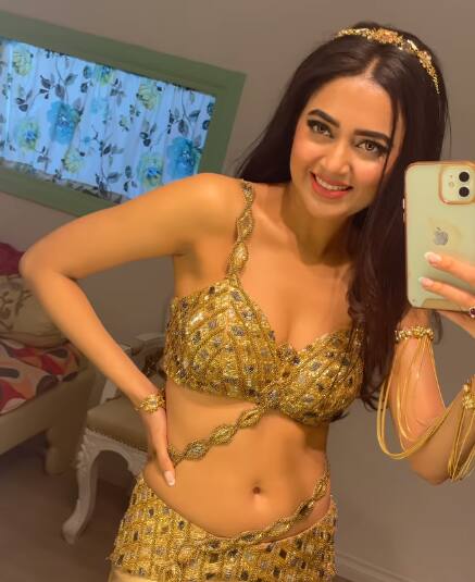 सोशल मीडिया पर फैंस तेजस्वी के इस स्टाइल के दीवाने हो रहे हैं. नागिन हसीना ने अपने फैशन सेंस से लोगों को इम्प्रेस कर लिया. साथ में उनकी मिलियन डॉलर स्माइल भी है.