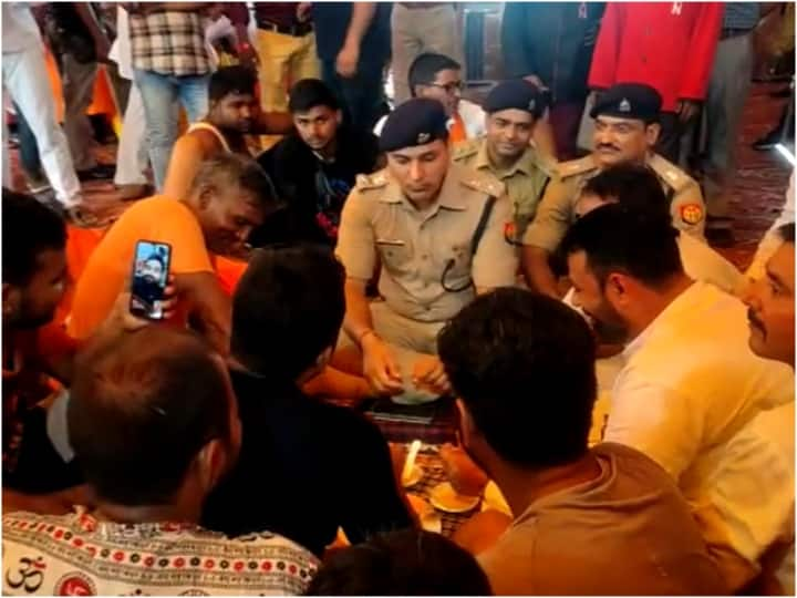 hathras sp and asp meet kanwariyas in camps take stock of security arrangements ann Kanwar Yatra: हाथरस में कांवड़ियों को लेकर सतर्क हुआ प्रशासन, एसपी ने लोगों से की ये अपील