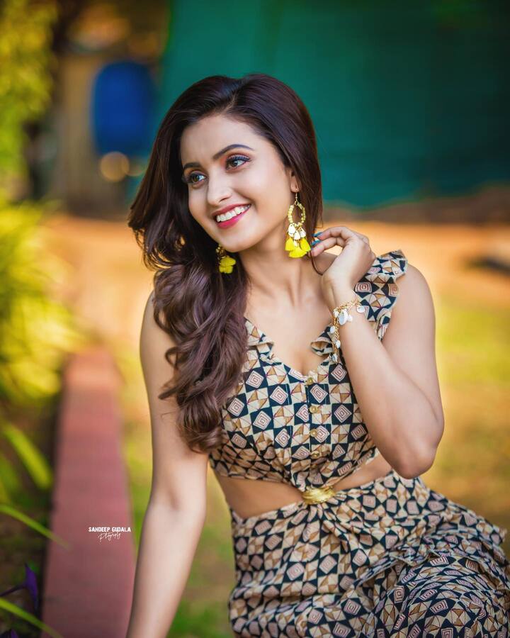 కుర్ర యాంకర్ దీపికా పిల్లికి అభిమానులు మామూలుగా లేరు. ఎంట్రీ ఇచ్చి కొద్ది కాలమే అయినా అందంతో అభిమానులను సంపాదించుకుంది.  -Image Credit: Deepika Pilli/Instagram