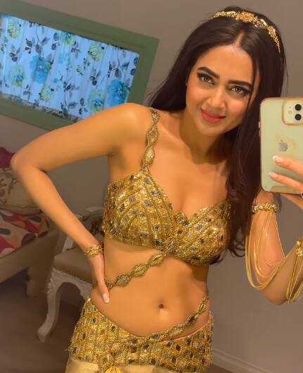 इंस्टाग्राम पर शेयर की गई इस तस्वीर के साथ तेजस्वी ने कैप्शन में लिखा, 'क्या आप आज रात के एपिसोड के लिए तैयार हैं.' फैंस को तेजस्वी का यह अंदाज काफी पसंद आया.