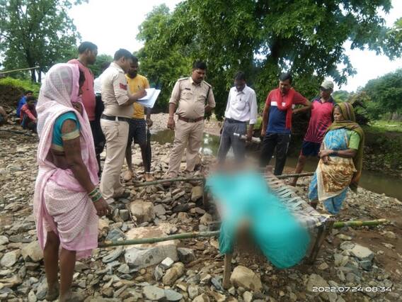 Kawardha News: उफनती नदी पार करने के दौरान बहे दादी-पोती की हुई मौत, सुबह झाड़ियों में मिली शव Kawardha News: उफनती नदी पार करने के दौरान बहे दादी-पोती की हुई मौत, सुबह झाड़ियों में मिली शव