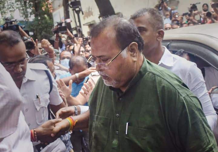 Partha Chatterjee: पार्थ चटर्जी AIIMS से कोलकाता के लिए रवाना, ED ने बीमारी को बताया नाटक, 3 अगस्त तक मंत्री-अर्पिता रहेंगे रिमांड पर Partha Chatterjee left for Kolkata from Bhuvaneshwar AIIMS Minister-Arpita will be on remand till August 3 Partha Chatterjee: पार्थ चटर्जी AIIMS से कोलकाता के लिए रवाना, ED ने बीमारी को बताया नाटक, 3 अगस्त तक मंत्री-अर्पिता रहेंगे रिमांड पर