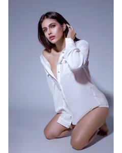 Neha Malik : अभिनेत्री नेहा मलिकचा बोल्ड अवतार, फक्त शर्ट घालत केलं फोटोशूट