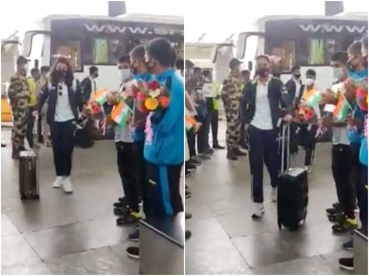 Commonwealth Games 2022 Harmanpreet Kaur Indian Women's Cricket Team Leave For CWG 2022 Amid Huge Cheers Commonwealth Games 2022: Indian Women's Cricket Team Leave For UK Amid Huge Cheers - WATCH