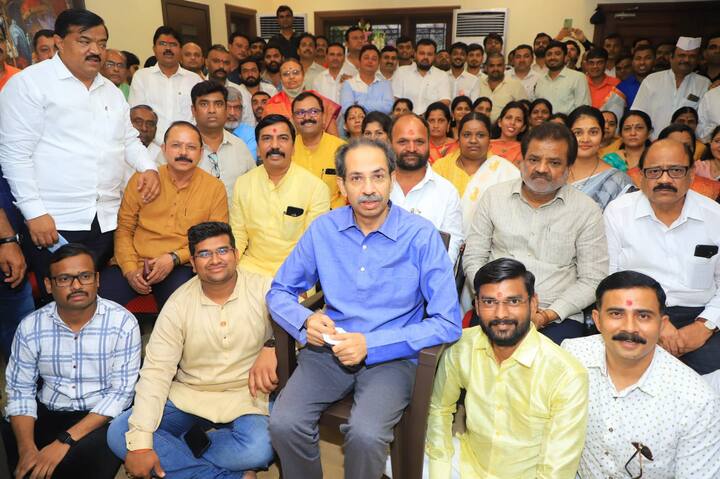 नाशिक शहर, मालेगाव, इगतपुरी, सिन्नर, मनमाड या ठिकाणच्या शिवसैनिकांनी आज मातोश्री येथे उद्धव ठाकरेंची भेट घेतली.