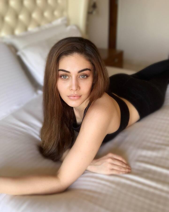 शेफालीने आता तिच्या बेडरूमची एक झलक इंस्टाग्रामवर शेअर केली आहे. या फोटोंमध्ये अभिनेत्री बेडवर पडलेली दिसत आहे. येथे शेफालीने ब्लॅक हॉल्टर नेक ब्रॅलेट आणि ब्लॅक कलर जीन्स कॅरी केली आहे. (फोटो सौजन्य :shefalijariwala/इंस्टाग्राम)