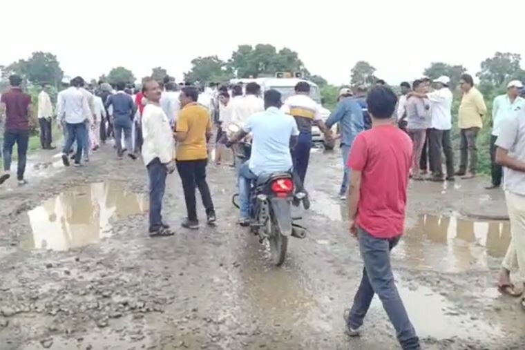 Nandurbar News : नंदूरबारमधील शहादा ते प्रकाशा दरम्यान रस्त्याची दुरावस्था, दुरुस्तीसाठी नागरिकांचे भर पावसात रस्ता रोको आंदोलन