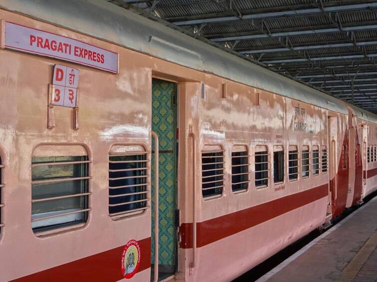 Mumbai-Pune Pragati Express will run with Vistadome coaches from 25 July मुंबई-पुणे प्रवास करणाऱ्या प्रवाशांसाठी आनंदाची बातमी,  प्रगती एक्स्प्रेस सोमवारपासून व्हिस्टाडोम कोचसह धावणार