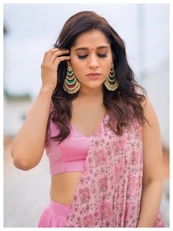 యాంకర్ రష్మీ లేటెస్ట్ ఫొటోషూట్ - చూపు తిప్పుకోలేరు!