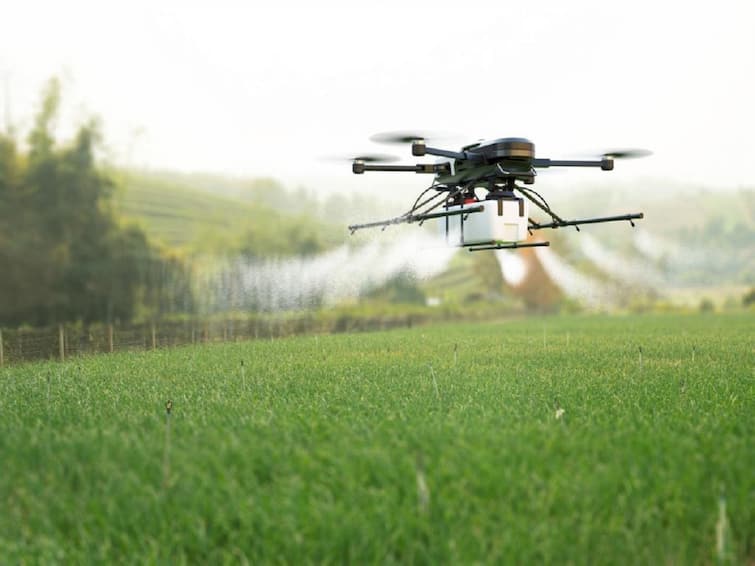 Drone can spray medicine in 30 acres of field in 1 day, know a lot Drone: 1 दिन में 30 एकड़ खेत में दवा छिड़क सकता है ड्रोन, जानिए बहुत कुछ