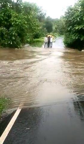 पावसामुळं अनेक ठिकाणी वाहतुकीवर परिणाम