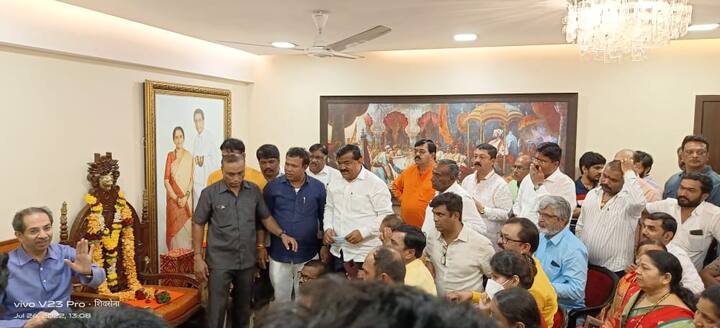 नाशिकच्या शिवसैनिकांनी आज मातोश्री येथे उद्धव ठाकरे यांची भेट घेतली, आगामी निवडणुका त्याशिवाय पक्ष संघटित राहावा यासाठी भेट नाशिक शिवसैनिकांनी घेतली