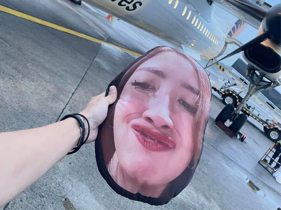 Man goes on vacation with wife’s meme-face pillow as she couldn't come; check viral posts Viral News: పిల్ల రాలేదని, పిల్లోతో సరిపెట్టుకున్నాడు-వీడిది మామూలు బుర్ర కాదు