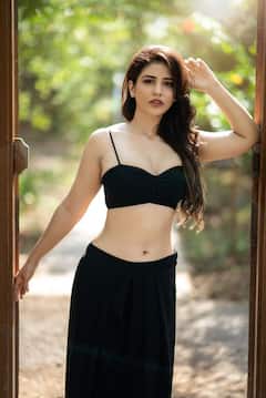 Priyanka Jawalkar: பூவே...காதல் பூக்கும் பூவே...நடிகை பிரியங்கா ஜவால்கர் போட்டோஸ்!