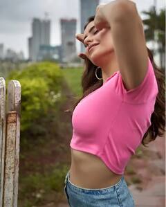 Aamna Sarif Photos: નેચર બ્યૂટી વચ્ચે પોતાનો જલવો બતાવતી આમના શરીફ, ક્રોપ ટોપમાં આપ્યા ગ્લેમરસ પોઝ