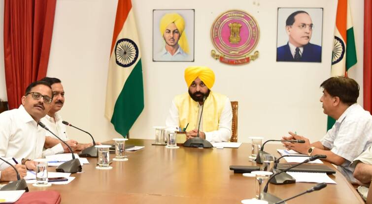 Chief Minister orders the Water Supply and Sanitation Department to speed up the process for solar powered water supply schemes in the state. ਮੁੱਖ ਮੰਤਰੀ ਵੱਲੋਂ ਜਲ ਸਪਲਾਈ ਤੇ ਸੈਨੀਟੇਸ਼ਨ ਵਿਭਾਗ ਨੂੰ ਸੂਬੇ 'ਚ ਸੂਰਜੀ ਊਰਜਾ ਨਾਲ ਚੱਲਣ ਵਾਲੀਆਂ ਜਲ ਸਪਲਾਈ ਸਕੀਮਾਂ ਲਈ ਪ੍ਰਕਿਰਿਆ ’ਚ ਤੇਜ਼ੀ ਲਿਆਉਣ ਦੇ ਆਦੇਸ਼