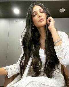 Shruthi Hasan: అలల్లా ఎగిరే జుట్టుతో మెరిసిపోతున్న శ్రుతి అందం