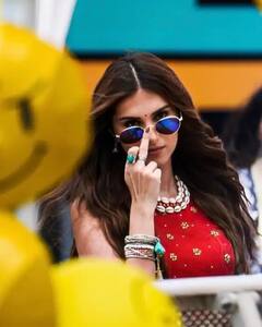 Tara Sutaria Pics: 'ਏਕ ਵਿਲੇਨ ਰਿਟਰਨਜ਼' ਦੇ ਸੈੱਟ ਤੋਂ ਤਾਰਾ ਸੁਤਾਰੀਆ ਨੇ ਸ਼ੇਅਰ ਕੀਤੀਆਂ ਤਸਵੀਰਾਂ, ਰੈੱਡ ਕ੍ਰੌਪ ਟਾਪ ਅਤੇ ਸ਼ਾਰਟਸ 'ਚ ਬੇਹੱਦ ਖੂਬਸੂਰਤ ਲੱਗ ਰਹੀ ਸੀ ਅਭਿਨੇਤਰੀ